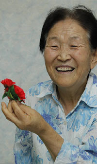 차보석 할머니가 16일 서울 동작구 상도동 집에서 환하게 웃고 있다. 넉넉지 않은 형편이지만 할머니는 매달 1만 원을 저소득층 어린이들을 위해 기부하고 있다. 김재명 기자