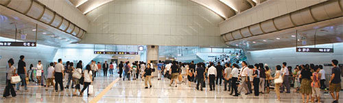 서울지하철 9호선이 24일 개통 1주년을 맞는다. 9호선에서 3호선과 7호선으로 갈아탈 수 있는 고속터미널역 내부. 사진 제공 메트로9