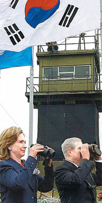 ‘분단의 최전선’에 선 美국무-국방장관 힐러리 클린턴 미국 국무장관(왼쪽)과 로버트 게이츠 국방장관이 21일 오전 비무장지대(DMZ) 안의 오울렛초소를 방문해 쌍안경으로 북한 쪽을 살펴보고 있다. 미국 외교안보를 책임지는 국무장관과 국방장관이 함께 DMZ를 찾은 것은 이번이 처음이다. 파주=원대연 기자