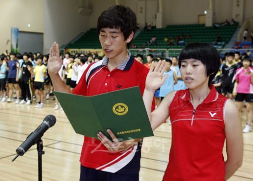 ‘정정당당히 실력을 겨루겠습니다.’ 구무녕(왼쪽)과 유혜원이 개막식에서 선수대표로 선서를 하고 있다.