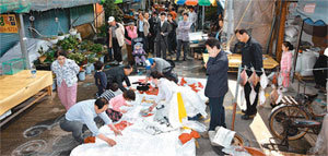 방천시장 안은 늘 볼거리가 풍성하다. 시장 상인과 예술가들이 어우러져 ‘소원적기’라는 주제로 작품 활동을 하는 모습. 사진 제공 대구 중구