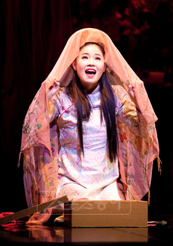 뮤지컬 ‘미스 사이공’의 헤로인 김보경은 “무대에 서기 위해 공연이 없는 날에는 억지로 쉰다”며 열정을 드러낸다.