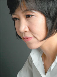 “‘가미가제 독고다이’를 통해 시대의 비극 속에서 평범하게 살아가는 사람들의 욕망의 층위를 짚어보고 싶었다”는 소설가 김별아 씨. 사진 제공 해냄출판사