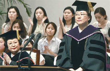 김선욱 제14대 이화여대 총장(앞줄 오른쪽)이 23일 열린 이·취임식에서 축하 박수를 받고 있다. 김 총장의 임기는 다음 달 1일부터 시작된다. 홍진환 기자