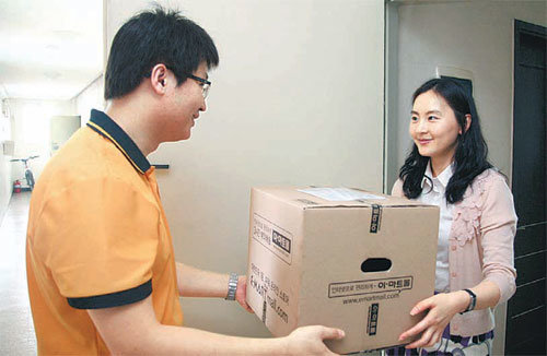신세계이마트 성수점 직원(왼쪽)이 e슈퍼 ‘이마트몰’을 통해 고객이 주문한 상품을 배달하고 있다. 사진 제공 신세계이마트