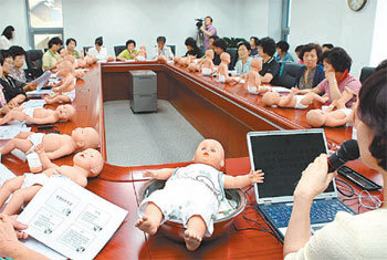 20일 오전 열린 대구 수성구보건소 육아교실에 참석한 어르신 수강생들이 목욕시키기 강의에 집중하고 있다. 사진 제공 수성구