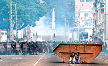 스폿뉴스 스토리 부문 1위를 차지한 월터 아스트라다 씨의 사진. 마다가스카르에서 발생한 폭력사태의 현장을 찍었다.