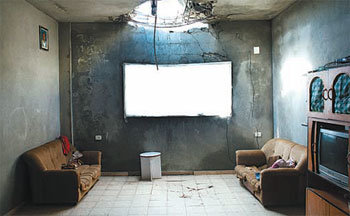 일반 뉴스 싱글 부문 1위를 차지한 켄트 클리크 씨의 작품.이스라엘 북가자 지역에서 가정집 지붕에 포탄 구멍이 뚫렸다.