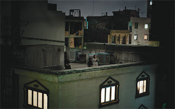 세계보도사진콘테스트에서 ‘2009 올해의 사진’으로 선정된 이탈리아 사진작가 피에트로 마스투르초 씨의 작품. 지난해 6월 이란 대선 직후 시위를 벌이던 사람들이 해가 진 뒤 옥상과 발코니에 나와 항의의 목소리를 높이는 장면을 찍었다. 사진 제공 세계보도사진재단