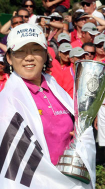 한국 선수로는 처음으로 에비앙 마스터스에서 우승한 신지애가 태극기를 휘감은 채 우승 트로피를 들고 포즈를 취했다. 사진 제공 JNA