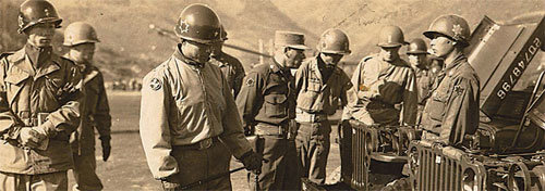 6·25전쟁 당시 김점곤 6사단장이 중공군과 대치하던 강원 화천지역 전선에서 부대의 차량 정비 상태를 점검하고 있다. 사진 제공 육군본부