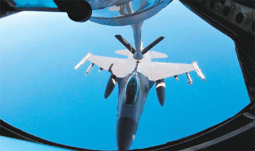 F-16 공중급유 훈련  미 7공군 소속 F-16 전투기가 26일 동해 상공에서 KC-135 공중급유기로부터 공중급유를 받고 있다. 동해상=사진공동취재단