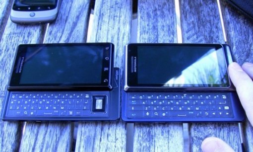 모토쿼티(좌), 드로이드2(우)