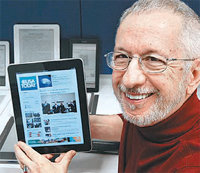 디지털 뉴스북의 창시자인 로저 피들러 레이놀즈저널리즘연구소(RJI) 디렉터가 아이패드로 신문을 보는 모습. 사진 제공 RJI