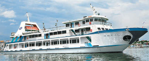 29일 강원 강릉시 주문진항에서 취항하는 ‘이사부크루즈호’. 사진 제공 ㈜강릉유람선