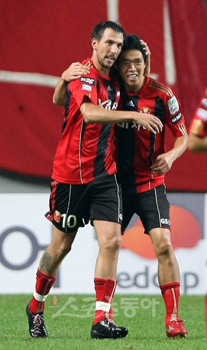 FC서울 데얀(왼쪽)이 수원 삼성전에서 후반 선제골을 넣은 뒤 동료와 함께 기뻐하고 있다.