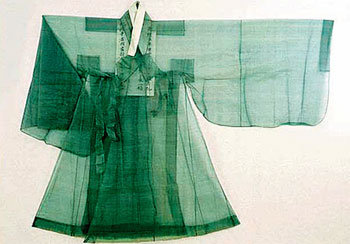 1740년대 영조가 입었던 도포. 조선시대 왕의 일상복인 도포로는 유일하게 남아 있는 것이다. 사진 제공 국립대구박물관