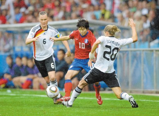 29일 오후 독일에서 열린 국제축구연맹(FIFA) 20세 이하(U-20) 여자 월드컵 한국과 독일의 경기에서 지소연이 독일 수비를 제치고  공격을 하고 있다. 사진제공ㅣ대한축구협회