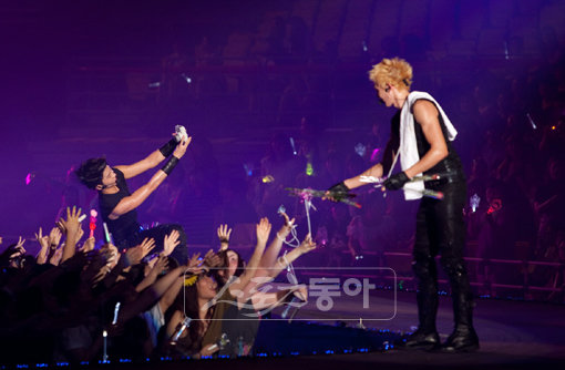 7월31일∼8월 1일, 이틀간 서울 올림픽공원 체조경기장에서 첫 콘서트를 가진 2PM의 공연 장면. 열정적인 무대 매너로 2만 여명의 팬을 열광시켰다.