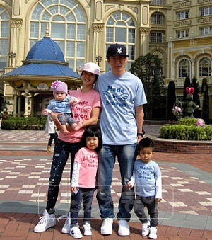션-정혜영 커플이 세 아이와 함께 찍은 사진에는 행복함이 가득 하다.