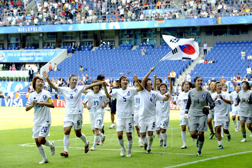 한국이 국제축구연맹(FIFA) 주관 대회에서 처음 3위에 오르는 금자탑을 쌓았다. 한국은 1일(한국시간) 콜롬비아와 U-20 여자월드컵 3∼4위전에서 1-0으로 승리했다. 경기가 끝난후 선수들이 태극기를 들고 운동장을 돌며 기쁨을 만끽하고 있다.