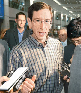 아인혼 방한… 대북 금융제재 논의 새로운 대북 금융제재 방안을 논의하기 위해 방한한 로버트 아인혼 미국 대북제재 조정관이 1일 오후 인천국제공항을 통해 입국해 기자들의 질문에 답하고 있다. 인천=양회성 기자