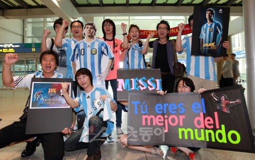 리오넬 메시의 한국 팬들이 2일 인천국제공항에 나와 바르셀로나의 도착을 기다리고 있다.인천국제공항 ｜ 임진환 기자 photolim@donga.com