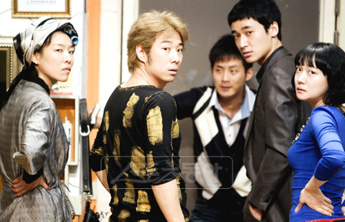 연극 ‘쉬어매드니스’는 관객도 배우가 되는 관객참여형 연극이다. 매 회 다른 과정, 다른 결말이 각별한 재미를 준다.