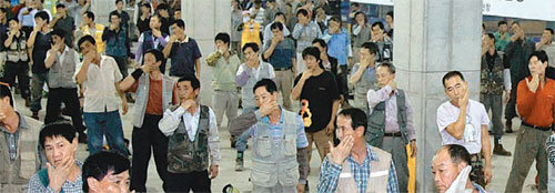 23일 서울 마포구 GS건설 공사현장 근로자들이 전문 요가강사의 동작을 따라하며 몸을 풀고 있다. 이종승 기자