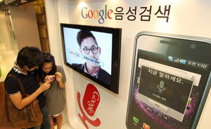 서울 강남구 삼성동 코엑스몰에는 갤럭시S를 만져보고 써볼 수 있는 홍보부스가 있다. 겉은 삼성이 만들었지만, 안의 운영체제(OS)는 구글이 만들었기에 갤럭시S에는 구글 검색이 기본으로 들어 있다. 양회성 기자 yohan@donga.com