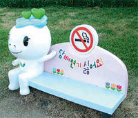 부산 연제구가 2008년 금연 테마공원으로 지정한 온천천 시민공원에 금연 벤치가 설치돼 있다. 사진 제공 연제구