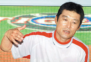 “‘박수칠 때 떠나라’란 말을 이해 못 하겠어요. 박수 받으며 더 열심히 뛰어야죠.” ‘바람의 아들’ 이종범은 아직 은퇴를 생각하지 않고 있단다. 전성기의 활약과 비교할 수는 없지만 그는 여전히 팀이 위기를 맞았을 때 유난히 빛나는 한국 야구의 별이다. 광주=박영철 기자 skyblue@donga.com