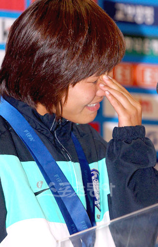 한국여자축구의 에이스 지소연이 기자회견 중 어머니에게 감사한 마음을 전하며 울음을 터뜨리고 있다.