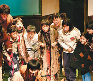 경남 밀양지역 초중고교 학생들로 꾸려진 극단 ‘반달’. 사진 제공 밀양연극촌