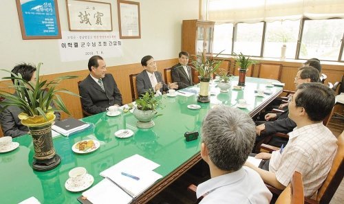 이학렬 경남 고성군수(왼쪽에서 세 번째)가 지역 내 항공고를 찾아 교육현안에 대해 의견을 나누고 있다. 사진 제공 고성군