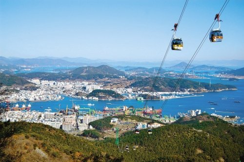 경남 통영시 미륵산 한려수도 조망케이블카. 이달 1일 1만583명이 탑승, 지난해 수립됐던 탑승객 최고 기록을 갈아치웠다. 사진 제공 통영시