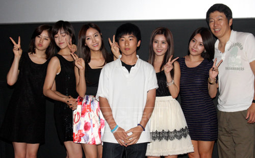 영화 ‘고사2’ 무대인사에 나선 그룹 티아라와 김수로(오른쪽 끝)가 남성 관객과 함께 사진 촬영을 하고 있다.