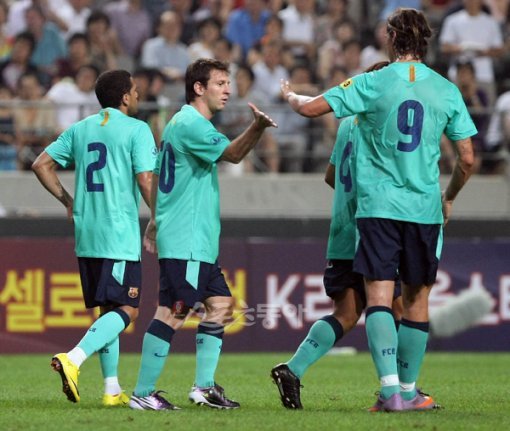 FC바르셀로나 초청 2010 프로축구 K리그 올스타전 경기가 4일 서울월드컵경기장에서 열렸다. FC바르셀로나 메시가 자신의 첫번째 골을 성공시키고 즐라탄의 축하를 받고 있다.