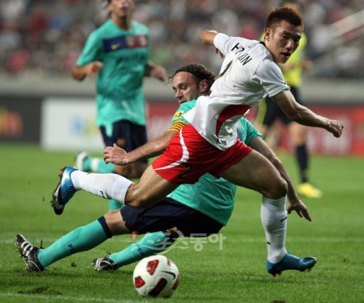 FC바르셀로나 초청 2010 프로축구 K리그 올스타전 경기가 4일 서울월드컵경기장에서 열렸다. K리그 올스타 최효진이 FC바르셀로나 밀리토의 수비를 뚫고 공격하고 있다. 상암 | 김종원기자 won@donga.com