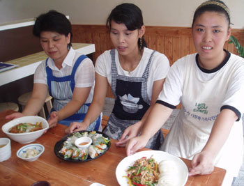 4일 다문화식당인 전남 여수시 신기동 ‘리틀 아시아’에서 이주여성들이 각국을 대표하는 음식을 만들어 설명하고 있다. 일본 출신 사카모토 유미코 씨(왼쪽)는 돈가스 덮밥을, 베트남 출신 뚜엔 씨(가운데)는 월남쌈을, 중국 출신 유춘매 씨는 해물부추잡채꽃빵을 요리했다. 여수=이형주 기자