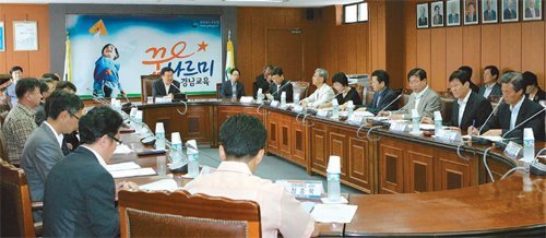 경남도교육청은 지난달 30일 소회의실에서 교원, 교육전문가 등이 참석한 가운데 ‘경남교육정책연구위원회’ 1차 협의회를 열고 경남 교육의 질적 향상 방안을 논의했다. 사진 제공 경남도교육청