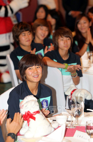 지소연의 해맑은 미소 U-20 여자월드컵 최고 스타 지소연(맨 앞)이 5일 서울 소공동 웨스틴조선호텔에서 있었던 해단식에서 활짝 웃고 있다.