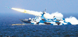 중국이 자체 개발한 ‘해상의 무영 킬러’라는 별명이 붙은 스텔스 고속정이 미사일을 발사하는 모습. 동아일보 자료 사진