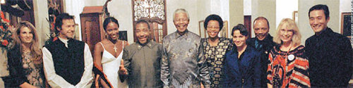1997년 9월 남아프리카공화국 케이프타운의 넬슨 만델라 전 대통령 자택에 모인 유명 인사들의 사진이 5일 네덜란드 헤이그의 전범재판소 재판 과정에서 공개됐다. 왼쪽에서 세 번째부터 나오미 캠벨, 찰스 테일러 전 라이베리아 대통령, 만델라 전 대통령, 만델라의 부인 그라사 마셸. 오른쪽에서 세 번째는 음악가 퀸시 존스, 두 번째는 배우 미아 패로. 사진 출처 CNN
