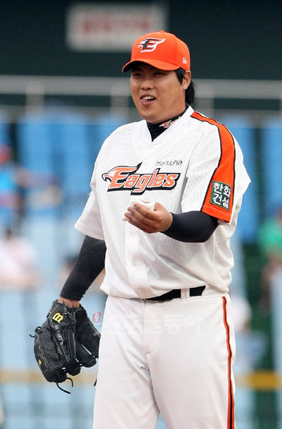 한화 류현진. [스포츠동아 DB]▲100년이 넘는 메이저리그에도 이보다 완벽한 선발투수는 없었다. 한화 류현진은 미국과 한국을 통틀어 역대 최고기록인 27연속경기 퀄리티스타트를 기록하고 있다.