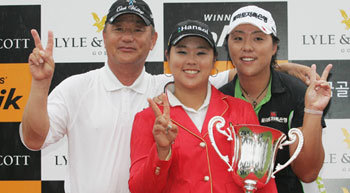 2010 볼빅 라일앤스코트 여자오픈에서 우승한 조윤지(가운데)가 아버지 조창수 씨(왼쪽),언니 조윤희와 함께 시상식 직후 기념촬영을 하고 있다. 사진 제공 KLPGA