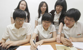 3일 서울 광진구 중곡동 대원외고 교실에서 이 학교 2학년에 재학 중인 HIFCO 회원들이 간행물 발간 마무리 작업을 하고 있다. 왼쪽 위부터 시계 방향으로 민경현, 윤세연, 김명선, 장석준, 이도언, 김수엽 학생. 강승리 인턴기자 고려대 영어영문학과 4학년