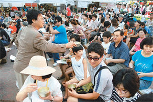 이건청 한국시인협회장(왼쪽 서 있는 사람)이 주민들에게 막걸리를 따르고 있다.사진 제공 한국시인협회