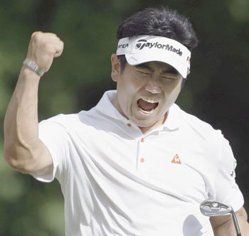 양용은 선수가 2009년 PGA 챔피언십 우승을 결정짓고 환호하는 모습. 동아일보 자료 사진