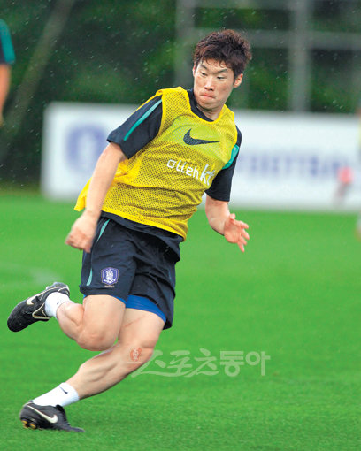 11일 저녁 수원월드컵경기장에서 열리는 나이지리아와의 친선경기를 갖는 축구국가대표팀이 10일 저녁 파주NFC에서 가진 훈련에서 박지성이 훈련을 하고 있다.파주ㅣ박화용 기자 inphoto@donga.com